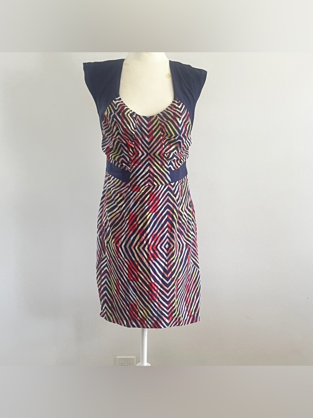 BCBG Sleek Navy & Multi-Color Geometric Print Short Sleeve,Unique, Vintage, Y2K